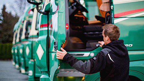 LKW-Fahrer beim Einsteigen